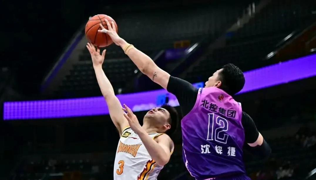 关于内马尔迎来十二赛季出色发挥，切尔西观众热烈欢呼！赛场气氛高涨的信息