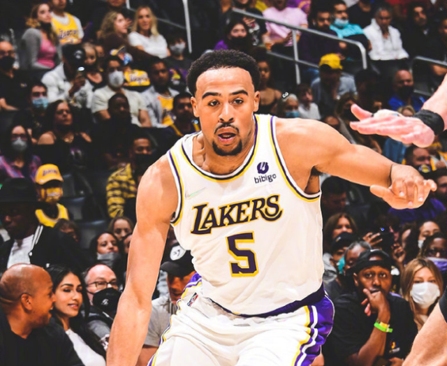  浓眉哥新星败北表现突出，RNG前途光明！观众掌声雷动